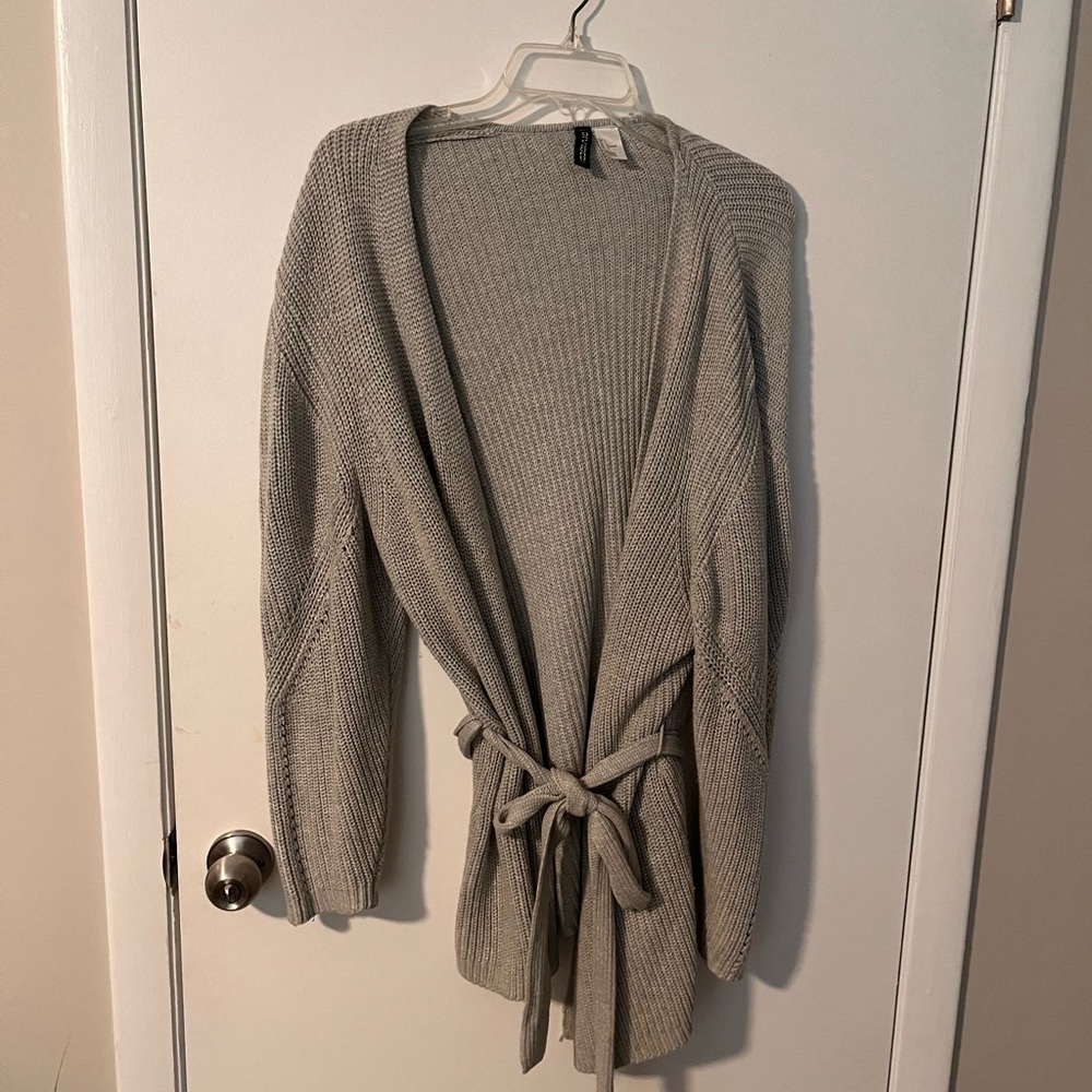 H&M sweater size large.